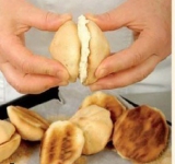 Приготовленным кремом склеиваем попарно бисквитные печенья.	