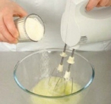 Белки отделяем от желтков. Взбиваем белки, всыпая тонкой струйкой 3 ст. ложки сахара, до получения устойчивых пиков. В отдельной миске растираем желтки с оставшимся сахаром, до растворения кристалликов. Масса должна увеличиться в объеме в 2 раза.	