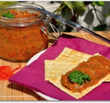 Отправляем икру в холодильник. Из приведенного количества ингредиентов получается 1 литр вкуснейшей баклажанной икры. Простое, вкусное и очень полезное блюдо. Приятного аппетита!
Cсылка на оригинальный рецепт: hellokitchen.ru/3191/ikra-baklajannaya/