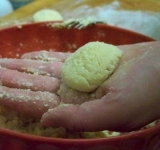 Из теста формируем лепешку.	