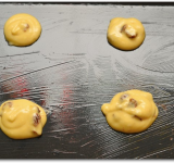 Перекладываем тесто в кулинарный мешок и выдавливаем массу на противень небольшими лепешками по 2 см в диаметре на расстоянии около 4 см друг от друга.	