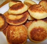 Готовые сырники выкладываем на тарелку, поливаем сметаной и подаем к столу! Приятного аппетита!	