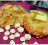 Восхитительные маффины готовы. Даем им немного остыть, извлекаем из формы, остужаем на решетке и подаем к столу. Рецепт очень простой, а получаются очень вкусные маффины. Особенно хорошо их подавать к утреннему крепкому кофе или к полуденному чаю. Приятного аппетита!
Cсылка на оригинальный рецепт: hellokitchen.ru/2889/maffini-s-belim-shokoladom/