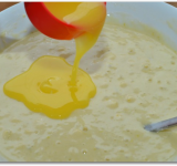 При постоянном помешивании добавляем к массе сыпучие ингредиенты, перемешиваем до однородности. Добавляем масло, хорошо, но не слишком долго перемешиваем тесто ложкой.