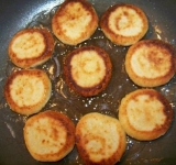 На небольшом огне разогреваем растительное масло, и до румяной золотистости обжариваем сырники с двух сторон. Очень важно обжаривать сырники не просто до легкой золотистости, а то хрустящей корочки. Иначе они не пропекутся внутри.	