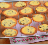 Ставим печенье в духовку на 6-8 минут, пока края не станут золотистыми (серединка при этом должна остаться светлой). Готовое печенье снимаем с противня и ставим остужаться.	