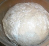 Затем вливаем в опару теплый кефир, хорошо перемешиваем. Понемногу добавляем муку и замешиваем эластичное тесто, которое не липнет к рукам.