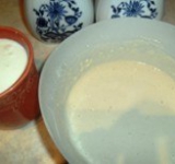 В теплой воде (40 градусов не больше) растапливаем дрожжи, сахар и соль. Добавляем пол стакана муки и перемешиваем. Опара должна быть консистенции густой сметаны. Накрываем посуду полотенцем и даем постоять 10-15 минут, пока массы не увеличится в объеме.