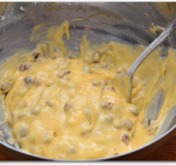 Просеиваем муку через сито и добавляем ее к масляной массе, все перемешиваем. Затем добавляем изюм и ром, вновь хорошо перемешиваем тесто.	