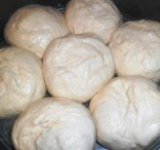 Из теста формируем 7 шариков и укладываем их в круглую форму в виде цветка.