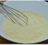 В отдельной миске взбиваем яйца, молоко и лимонную цедру.