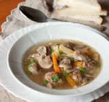 Восхитительно вкусный, сытный и питательный супчик готов. Разливаем по тарелкам и со сметанкой и зеленым луком подаем к столу. Приятного аппетита!