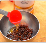 Изюм заливаем ромом, накрываем пищевой пленкой и оставляем настаиваться на час.	