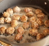 Фарш достаем из холодильника, делим на 18 частей и скатываем маленькие фрикадельки. Обжариваем их на малом огне, в небольшом количестве растительного масла до золотистости в кастрюле.