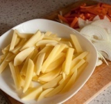 Овощи чистим, лук нарезаем полукольцами, морковь и картофель – брусочками.