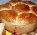 Ставим форму в предварительно разогретую духовку на 40 минут до готовности. Пышный, румяный, свежий хлеб готов, можно подавать к столу. Приятного аппетита!