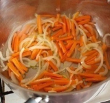 Готовые фрикадельки перекладываем в отдельную емкость, а в той же кастрюле в течении 6 минут обжариваем лук и морковь.