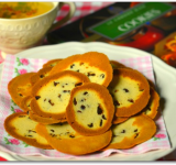 Ароматное, хрустящее, тонкое печенье готово можно подавать к столу. Как вариант вместо изюма можно использовать вишню, чернослив или курагу. Приятного аппетита! 
 
Cсылка на оригинальный рецепт:  hellokitchen.ru/3019/pechenie-s-romom-i-izumom/ 	