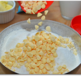 В лунки формочки для маффин вставляем бумажные юбочки. В большую миску просеиваем разрыхлитель, соль и муку, добавляем шоколад и сахар, все хорошо перемешиваем ложкой.