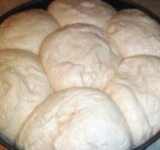 Накрываем форму полотенцем и оставляем тесто подниматься 15-20 минут. Смазываем поверхность хлеба небольшим количеством сливочного масла или взбитым яйцом.