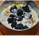 Переливаем всю массу в небольшую кастрюльку, добавляем чернослив и заливаем сливками. Ставим на малый огонь еще на 15 минут, за это время соус должен загустеть. Готовый соус проверяем на вкус, солим, перчим при необходимости.