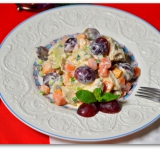 Восхитительно вкусный салат готов. Это сочетания куриного мяса со сладкими фруктами просто волшебное. С этим салатом можно бесконечно импровизировать, дополняя или заменяя ингредиенты и заправку. Приятного аппетита!
Cсылка на оригинальный рецепт: hellokitchen.ru/2583/kuriniy-salat-s-vinogradom/