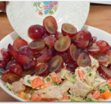 В самом конце добавляем виноград и перемешиваем вновь.