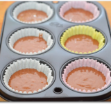 Заполняем углубления формы на 3/4 части тестом и ставим форму в предварительно разогретую духовку на15-20 минут.