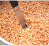 Варим, пока вода не выпарится, когда вода полностью выкипит, выключаем огонь и накрываем кашу крышкой.