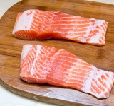 Первым делом вымойте рыбу и избавьте от костей. Высушите рыбу с помощью бумажных полотенец.	