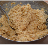 Затем добавляем овсяные хлопья, цедру и кокосовую стружку. Тщательно и окончательно вымешиваем тесто.	