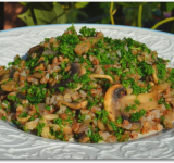 Обжаренные овощи и измельченную петрушку добавляем к гречке, все перемешиваем и подаем к столу! Приятного аппетита!
Cсылка на оригинальный рецепт: hellokitchen.ru/2419/grechnevaya-kasha-s-gribami/