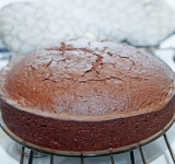 Поставьте в духовку до готовности (около 45 минут). Готовность проверьте зубочисткой: проткните центр торта, если зубочистка сухая, то торт готов.	