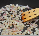 В небольшом количестве оливкового масла обжариваем до румяности лук.