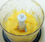 Возьмите апельсин, проткните его по поверхности длинной зубочисткой и поместите в кипящую воду, убавьте огонь до минимума и готовьте 30 минут. Затем остудите и измельчите весь апельсин (вместе с кожурой) в блендере или кухонном комбайне.	