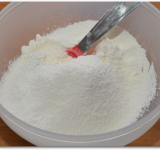 В миску просеиваем через сито разрыхлитель, соль и муку, на время отставляем в сторону.