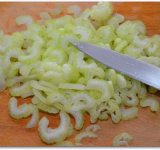 Моем и чистим лук, сельдерей, виноград папайю. Мелко нарезаем сельдерей.