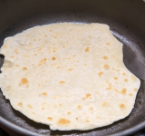 Разогрейте сковороду, смажьте маслом и положите лепешку на сковороду, готовьте на среднем огне 2 минуты, затем переверните и готовьте еще 2 минуты.
Повторите тоже самое с остальным тестом. Быстрые и простые лепешки на сковороде готовы!
Приятного аппетита!