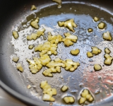 Измельчите лук и обжарьте его на сковороде на сливочном масле в течении 5 минут. Затем добавьте муку, перемешайте и готовьте 1 минуту	