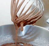 Молочный шоколад поломайте на небольшие кусочки и растопите.	