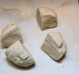 Разделите тесто на 4 части и раскатайте каждую часть в тонкий круглый пласт.