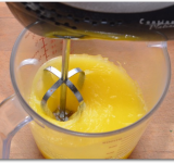 Горячее масло с сахаром переливаем в холодную посуду, и взбиваем миксером на малой скорости, пока смесь не остынет, это займет примерно 4-5 минут. Добавляем слегка взбитое яйцо, продолжая перемешивать миксером на малой скорости, до однородности.