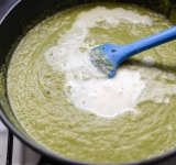 Добавьте сливки с очищенными креветками. Варите на слабом огне после закипания в течении 3 минут.  
Приятного аппетита!	