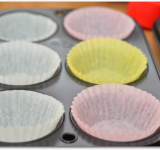 Вкладываем бумажные юбочки в лунки формы для маффинов.