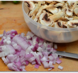 Нарезаем грибы и лук.