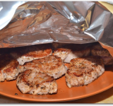 Мясо перекладываем в тарелку, накрываем фольгой и отставляем на время в сторону.