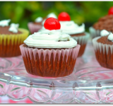 Украшаем кексики кремом и подаем к столу. Восхитительные капкейки готовы. Приятного аппетита!
Ссылка на оригинальный рецепт: hellokitchen.ru/2640/shokoladnie-kapkeyki/