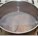 Варим куриное филе на большом огне. Примерно через 20 минут после закипания мясо будет готово. Сваренное филе выкладываем остужаться.