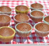 Готовые капкейки вынимаем из духовки, даем немного постоять и перекладываем остывать на решетку.