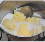 В малой кастрюле на медленном огне растапливаем масло с сахаром. Перемешиваем, пока масса не станет однородной и густой.